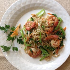 123. Udon saltati con gamberoni